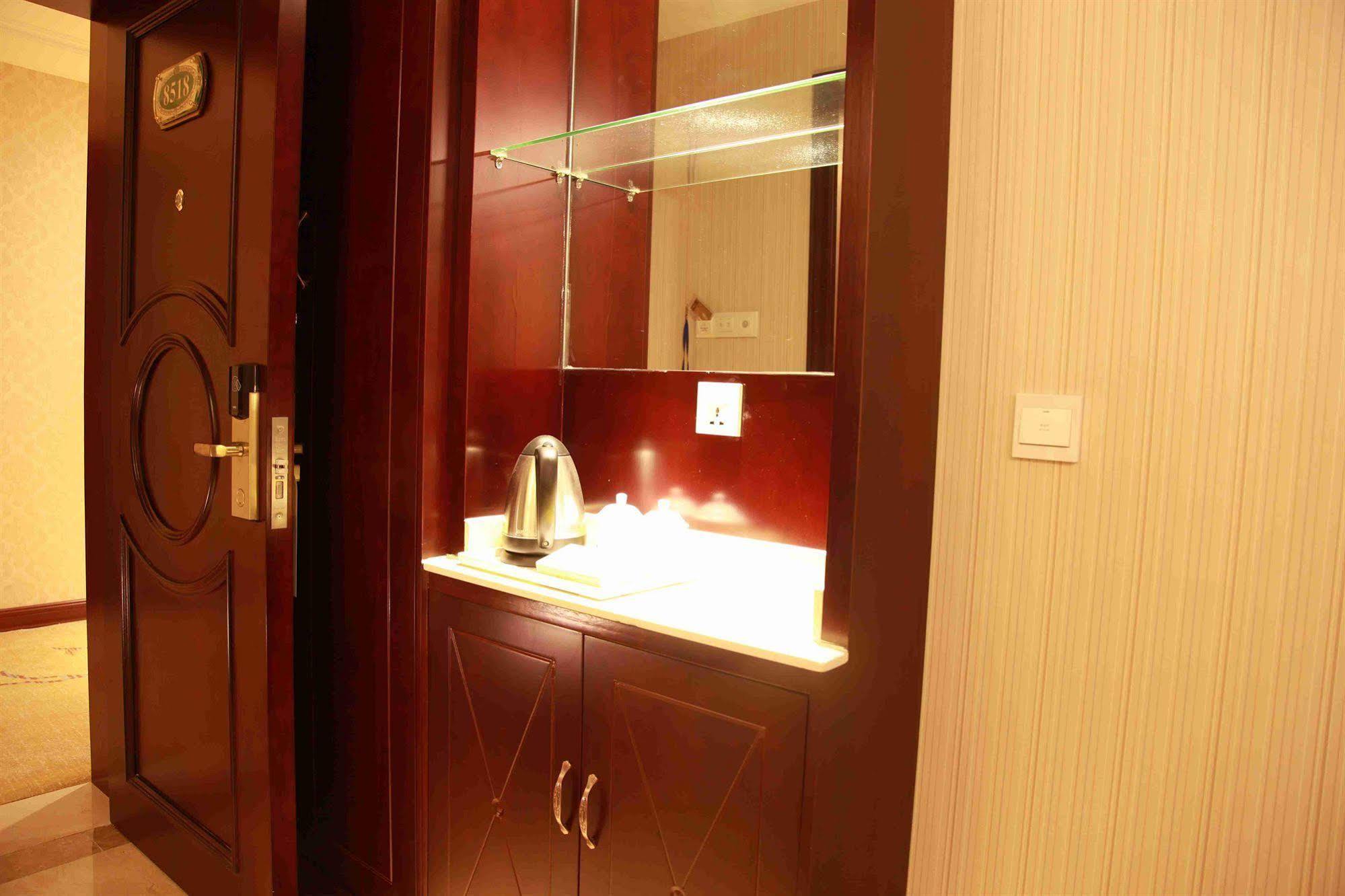 Vienna Hotel Shanghai Pudong Airport Bagian luar foto